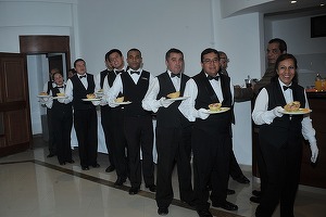 Blocaj în turism: Hotelurile și restaurantele au nevoie rapidă de 50.000 angajați. 10% din unitățile de pe litoral nu vor fi deschise din lipsă de personal. "Nici salariile nu pot urca la 2.000 euro pentru un chelner cât meniul e 4 euro"