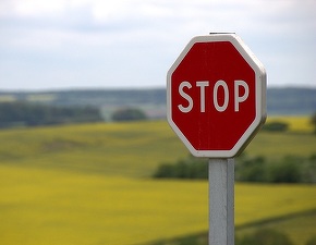 Oamenii de afaceri critică rectificarea bugetară: Împinge România să cumpere, cu bani împrumutați, produse provenind din alte țări, iar investițiile sunt la minime istorice