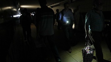 Jumătate de milion de britanici au rămas fără curent în urma opririi a două unități de producție, una pe gaz și alta eoliană