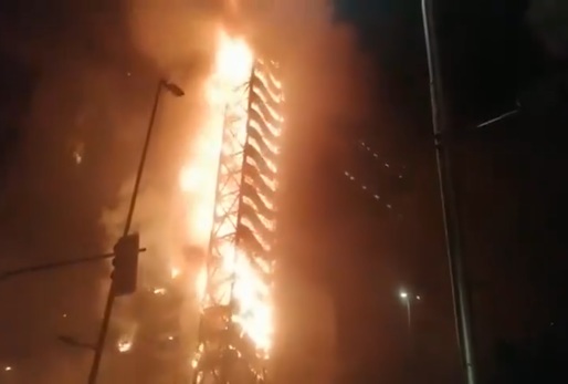 VIDEO Chile, în flăcări. O majorare a tarifelor la metrou a aruncat capitala Santiago în stare de necesitate. Foc la sediul Enel