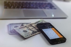 Dolarul a urcat la maximul ultimelor patru luni, iar indicii bursieri au evoluat în creștere, datorită așteptărilor privind redresarea rapidă a economiei SUA