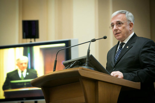 Mugur Isărescu a contestat la Curtea Constituțională articolul nou introdus în lege prin care i-a fost deschis proces de colaborator al Securității