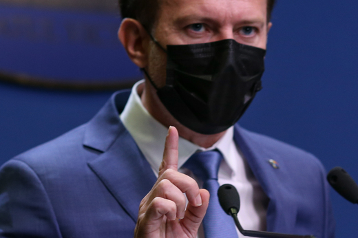 Criză politică - Discuțiile din coaliție: Pun pariu pe o sticlă de vin că veniți cu alt premier. Tonul tău e foarte nepotrivit, dacă o făceai cu mine, nu mai erai în guvern. De ce nu m-ai remaniat pe mine? 