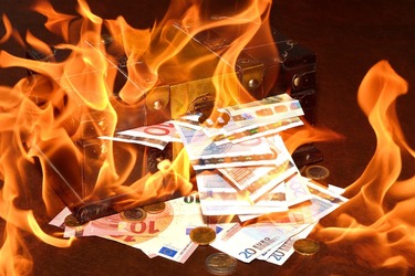 GRAFICE ”Stagflație!”. Războiul Rusiei și sancțiunile riscă să aducă recesiunea în Europa și să dea în clocot inflația

