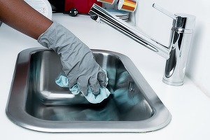 DECIZIE Reglementarea activităților casnice, desfășurate acum ”la negru”, adoptată rapid pentru banii din PNRR. Curățenia, îngrijirea și chiar bonele, plătite prin tichete 