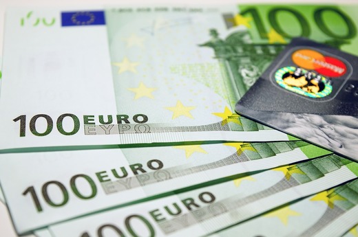Macron propune „plafoane” la nivel european pentru salariile marilor directori de companii: „Este șocant, este excesiv”