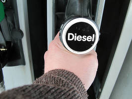 INFOGRAFICE Motorina, mai scumpă cu aproape 12% decât benzina de Paște. Diferența de preț a sărit de 90 bani/l