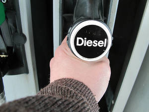 INFOGRAFICE Motorina, mai scumpă cu aproape 12% decât benzina de Paște. Diferența de preț a sărit de 90 bani/l