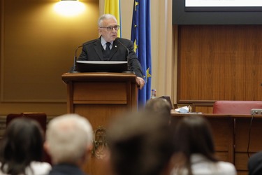 Isărescu spune că BNR ar putea crește mai încet dobânzile pe final de an. Ce crede despre liberalizarea din energie, ce a discutat cu bancherii despre ROBOR și când ar putea deveni periculoasă creșterea ratelor
