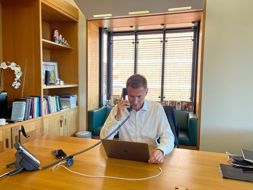 Noul ministru britanic de Finanțe, Jeremy Hunt, schimbă radical politica fiscală anunțată de premierul Truss. Unele impozite vor crește. Truss se luptă să-și salveze funcția pe care o deține de puțin peste o lună