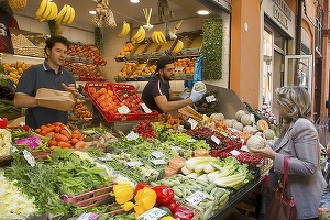 Puterea respinge un proiect de eliminare a birocrației în comerț. Vânzătorii ar fi scăpat de cursuri obligatorii la firme "acreditate", iar comercianții de interdicția de a face mai mult de două soldări pe an