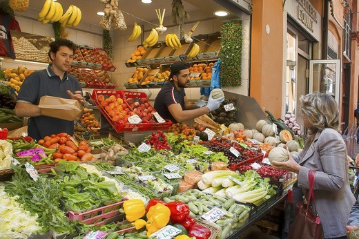 Puterea respinge un proiect de eliminare a birocrației în comerț. Vânzătorii ar fi scăpat de cursuri obligatorii la firme "acreditate", iar comercianții de interdicția de a face mai mult de două soldări pe an