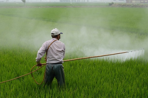 Vânzările de pesticide din România, producător de Top 10 în UE, au scăzut abrupt în ultimii 10 ani