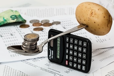 GRAFICE Prețurile de consum au scăzut pentru prima oară față de luna precedentă după trei ani. Inflația încetinește mai mult decât așteptau analiștii
