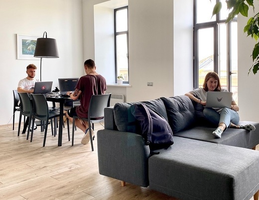 Scade numărul joburilor remote. Ce salariu este oferit