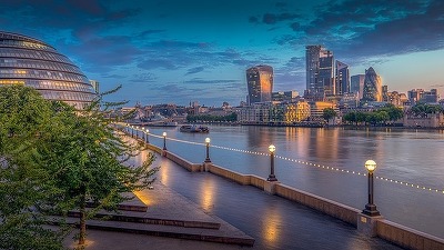 Economia britanică intră în recesiune
