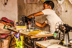 Producția din Cambodgia, lovită puternic de taxele lui Trump, nu se mută în SUA: Nimeni nu va sta acolo să coasă pantaloni de trening toată ziua!