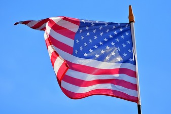 Șeful Rezervei Federale din Chicago avertizează: Tarifele impuse de Trump ar putea duce la un recul economic în vară, după un început ”artificial de bun”