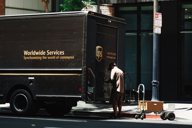 UPS concediază 20.000 de angajați, GM amână apelul pentru investitori, pe fondul haosului economic generat de tarifele impuse de Trump