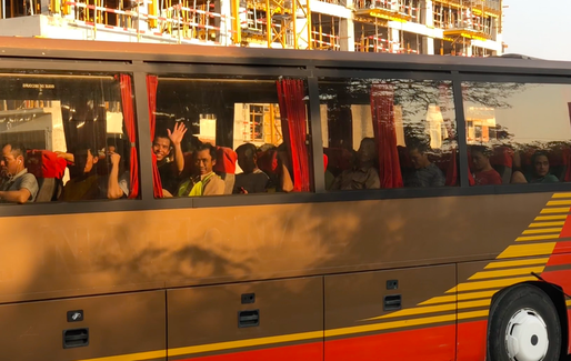 Câți muncitori străini mai are acum România, după ce în ultimii 3 ani a acordat sute de mii de permise. Mulți pleacă rapid în alte țări UE și își lasă angajatorul "cu ochii în soare"