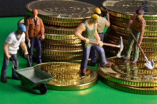 Salariul mediu pe economie abia a depășit inflația într-un an. Domeniile câștigătoare au creșteri de două cifre. Există meserii în care veniturile au scăzut