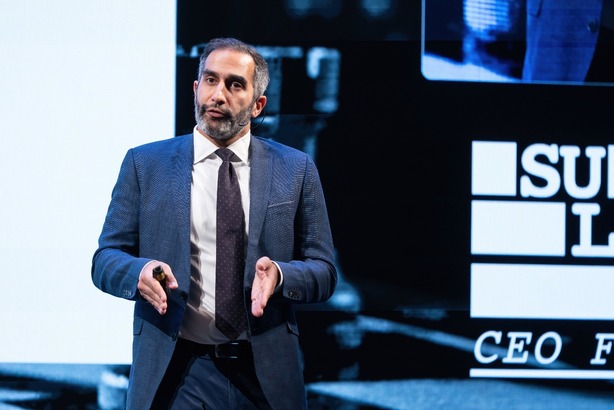 Atenționare: Tinerii au în față cele mai rele perspective. Se vor bate cu inteligența artificială pentru slujbele lor