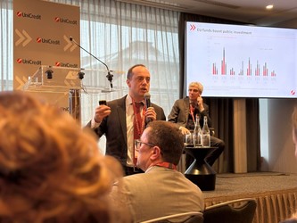 Problemele fiscale și potențiala rupere a coaliției de guvernare, riscuri pentru creșterea economiei românești, în viziunea UniCredit. Vom avansa sub potențial în 2026, în timp ce regiunea va accelera, depășind Europa de Vest