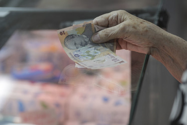 ULTIMA ORĂ Inflația se menține la aproape 10%. S-au scumpit ușor combustibilii, țigările și legumele