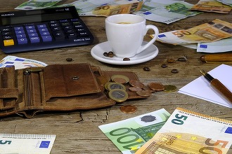Firmele migrează tot mai mult către valută. Creditarea și-a temperat scăderea reală la început de an GRAFICE