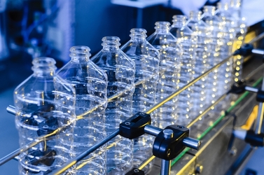 Închiderea strâmtorii Ormuz ar putea alimenta inflația globală prin scumpirea plasticului