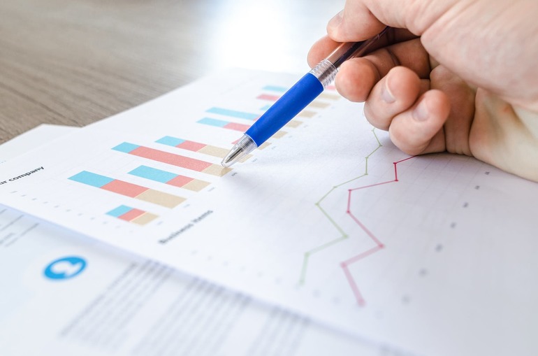 Grafic cu prognoza creșterii economice România 2026-2029, evidențiind impactul inflației și fondurilor europene asupra PIB-ului și investițiilor. | sursa foto: Profit