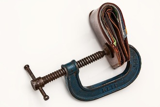 Câștigurile salariale și-au adâncit scăderea reală. Salariul mediu net scade real cu aproape 7% în ultimul an GRAFICE

