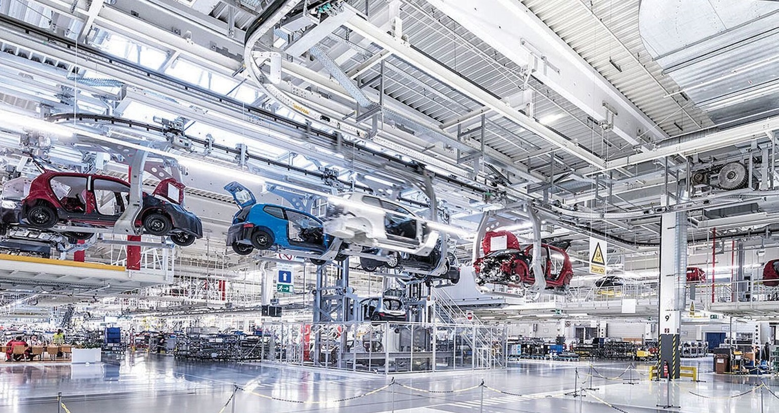 1.200 de angajați dispar în România în fiecare lună din industria auto. Cea mai îngrijorător declin din ultimii ani și cea mai lungă perioadă de contracție a forței de muncă din ultimul deceniu GRAFICE