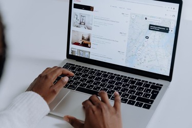 Date în premieră: Amploarea Airbnb și Booking în România. Aproximativ 74.000 de locuințe sunt oferite spre închiriere pe termen scurt GRAFIC