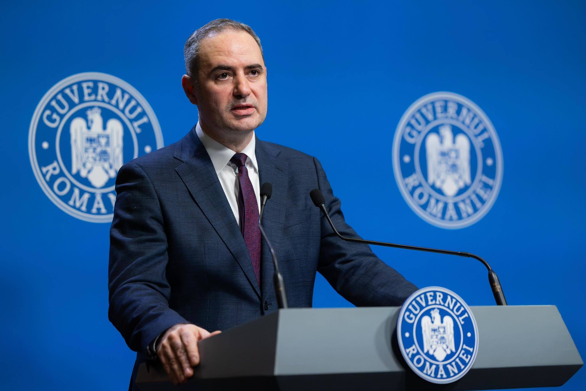 Finanțele avertizează după raportul Fitch: Menținerea perspectivei negative reflectă riscurile generate de nivelul încă ridicat al deficitului, creșterea datoriei publice, dezechilibrul contului curent și incertitudinea politică