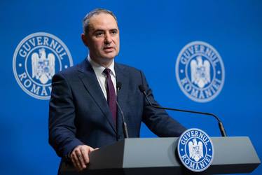 Finanțele avertizează după raportul Fitch: Menținerea perspectivei negative reflectă riscurile generate de nivelul încă ridicat al deficitului, creșterea datoriei publice, dezechilibrul contului curent și incertitudinea politică