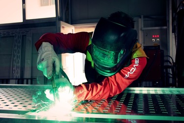 GRAFICE Încrederea în economie revine. Indicele PMI al industriei, pentru prima oară în teritoriul de expansiune după mai bine de doi ani