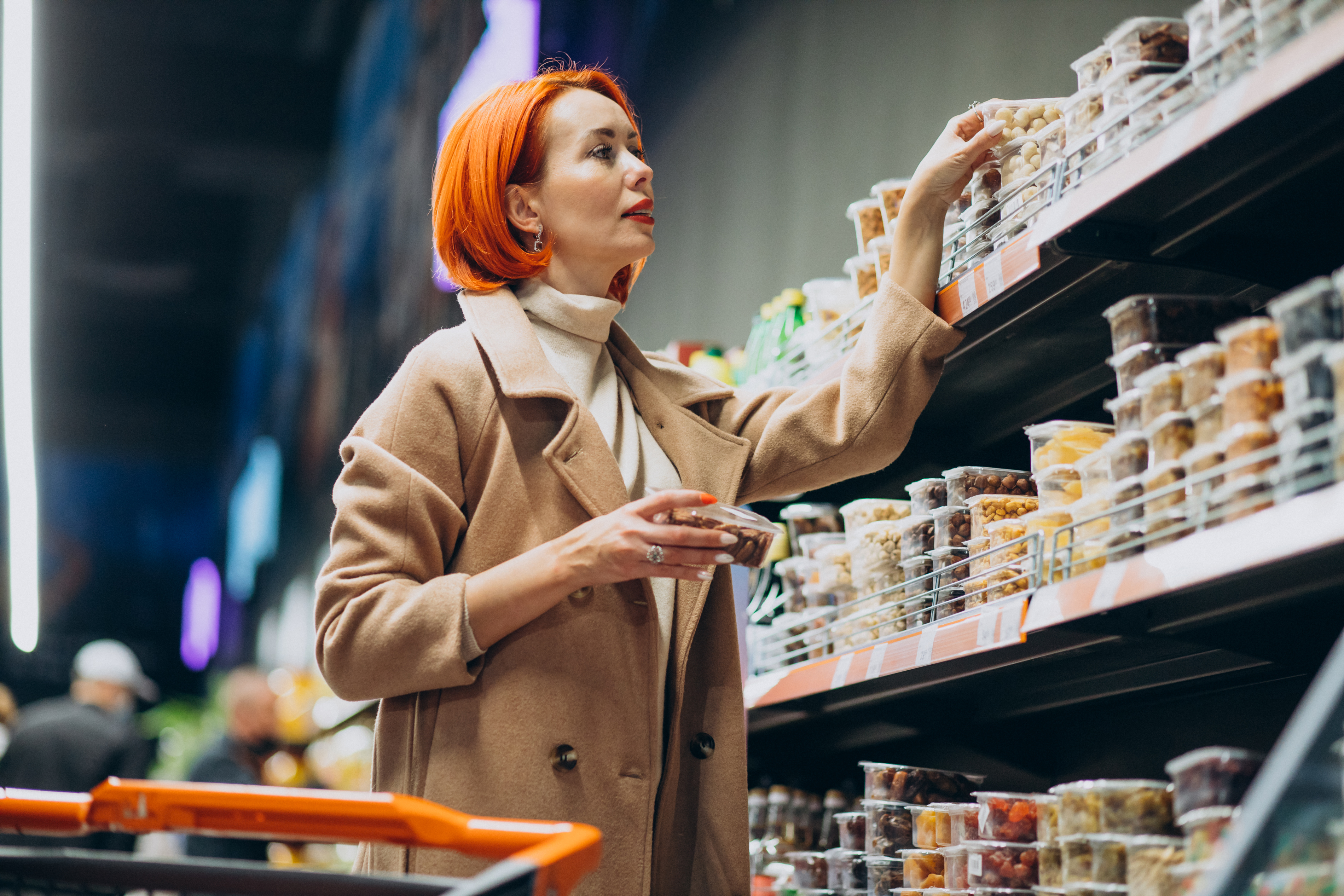 “Chinurile ajustării”. Pesimiști și cu salariile erodate de inflație, românii cumpără tot mai puțin. Apar însă semne timide că cea mai grea perioadă a ajustării s-ar putea apropia de sfârșit GRAFICE