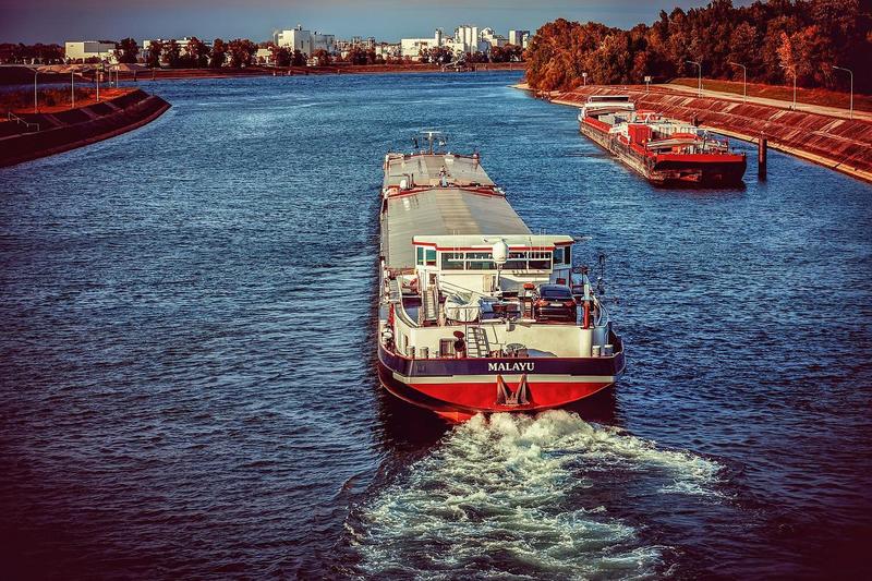 Producția industrială a Germaniei s-ar putea diminua cu 1% din cauza nivelului minim istoric atins de Rin. Transporturi redirecționate către șosele și căi feroviare