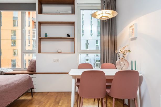  FOTO Airbnb începe curățenia în România. Apartamentele din clădirile cu bulină roșie riscă eliminarea din platformă