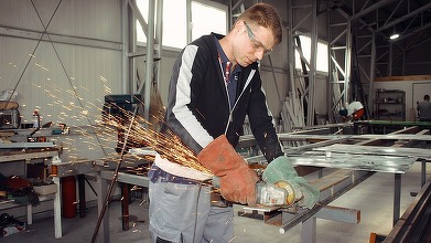 Comenzile noi din industria prelucrătoare, mai mari cu 5%, în luna iunie, față de mai. În primele șase luni din 2026, s-a înregistrat o reducere de 3,0%, comparativ cu 2025