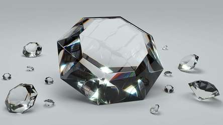Prețul diamantelor s-a prăbușit. Piața este presată de cererea slabă și explozia diamantelor de laborator din China GRAFIC