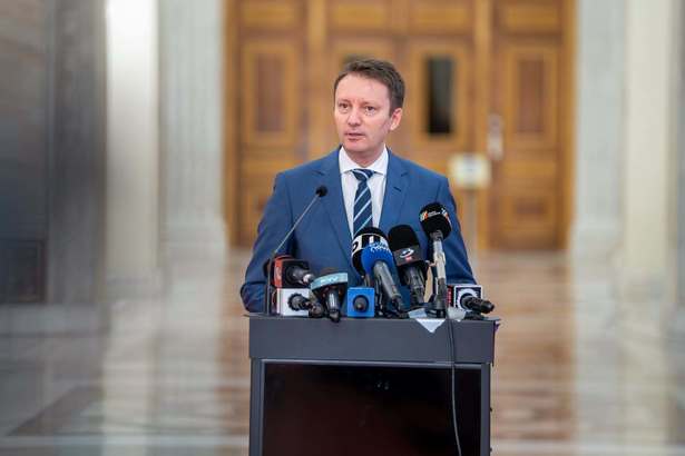 Siegfried Mureșan prezintă liniile directoare ale programului de guvernare: Fără impozite noi în 2027. 10 miliarde euro anual pentru investiții. ”Salariu egal pentru muncă egală”. Fără ofițerii acoperiți în presă, politică și biserică
