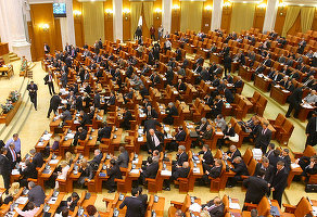 Codul Fiscal, adoptat de Parlament, cu reducerea în trepte a TVA și amânarea cu un an a unor măsuri de relaxare fiscală