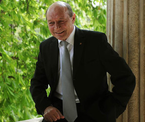 Băsescu își prezintă public numărul de telefon