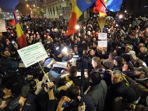 Iohannis, la Universitate: Nu înclin acum pentru anticipate. Nici voi singuri, nici eu singur!