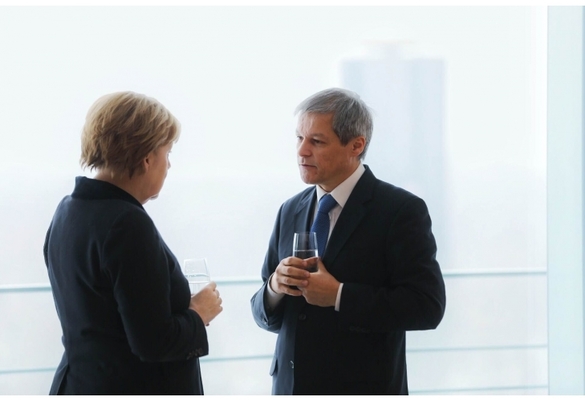 FOTO Merkel îl liniștește și pe Cioloș: Schengen depinde de corupție, refugiații trebuie acceptați
