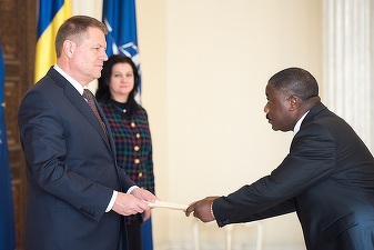 Iohannis își prezintă bunurile de protocol: O carte poștală a lui Caragiale, bustul lui Țepeș, un cap de cerb