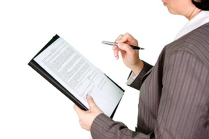 EXCLUSIV Bugetarii vor fi promovați și premiați în funcție de cât de amabili și loiali sunt la muncă