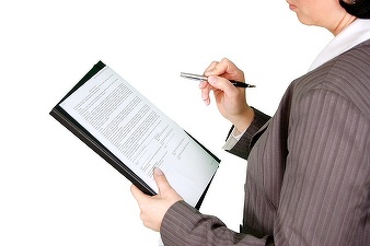 EXCLUSIV Bugetarii vor fi promovați și premiați în funcție de cât de amabili și loiali sunt la muncă